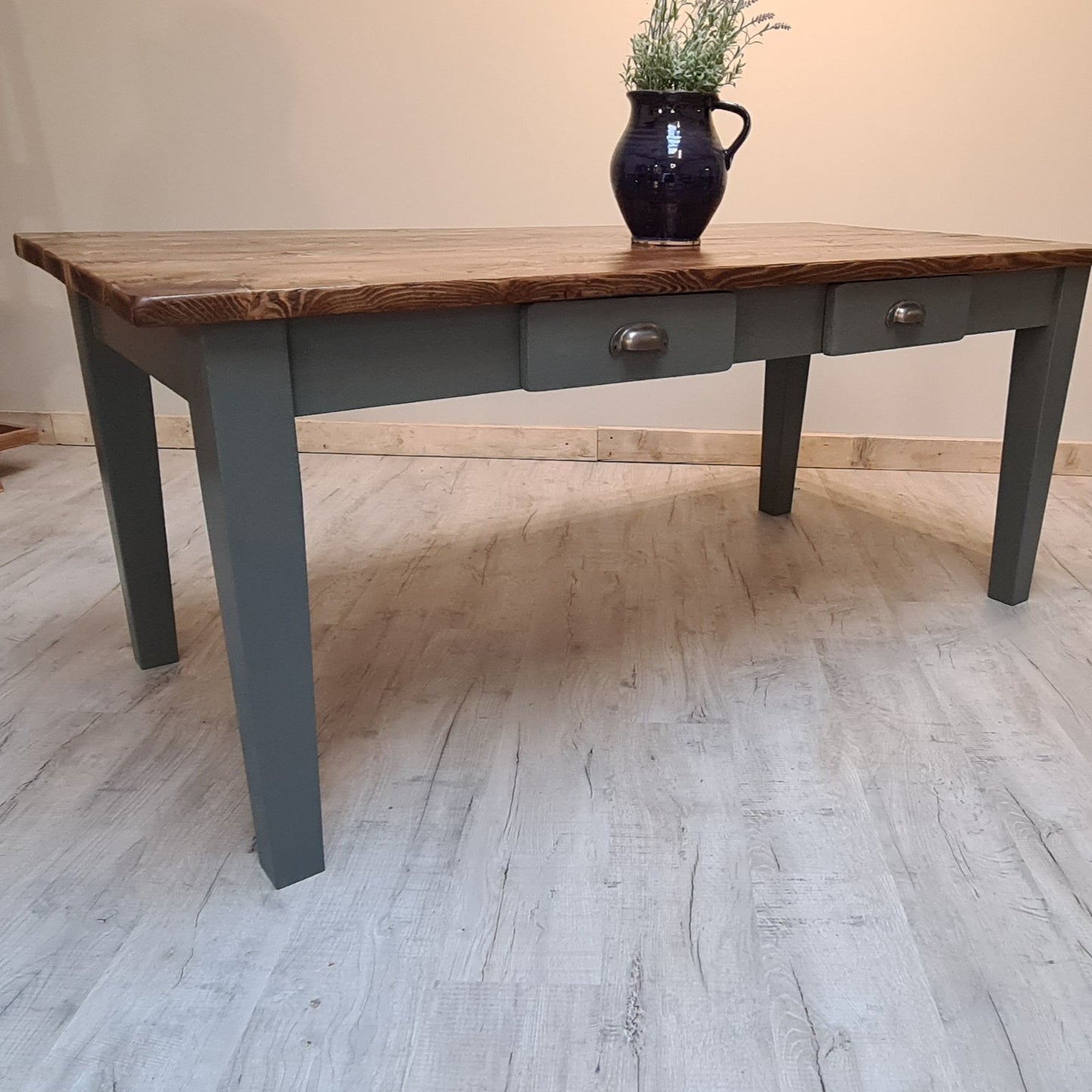 The 'Winchcombe' (pictured with the dark oak finish)